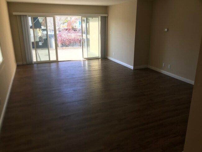 Livingroom - 515 Kains Ave