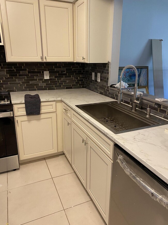 Foto del edificio - 5951 Regal Glen Dr