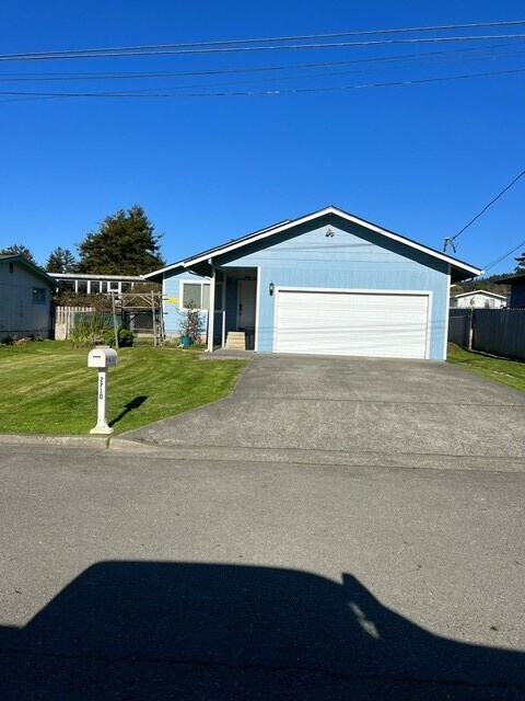 Mucho espacio para aparcar - 2710 Oliver Ave