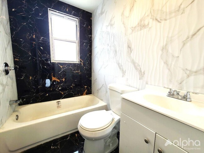 Foto del edificio - HUGE RENOVTED DUPLEX--- PRIVTE OUTDOOR SAP...