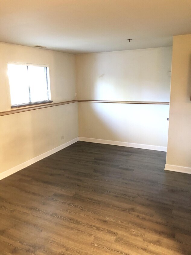 Foto principal - 936 W Rollins Rd
