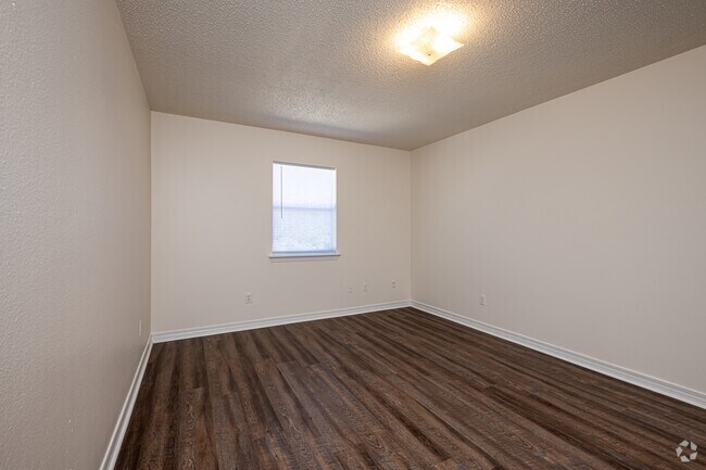 2 habitaciones, 2 baños, 800 pies cuadrados, dormitorio principal - Courtney Heights Apartments