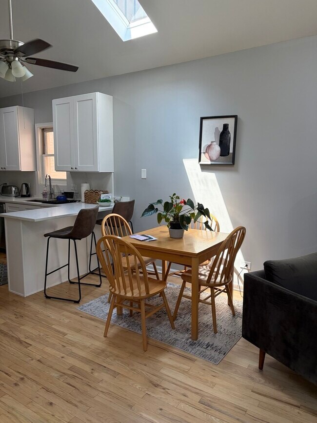 Foto del edificio - 1536 N Claremont Ave