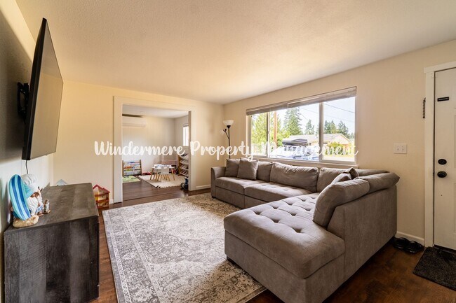 Building Photo - Bright and cheery 3 bed rambler on large f...