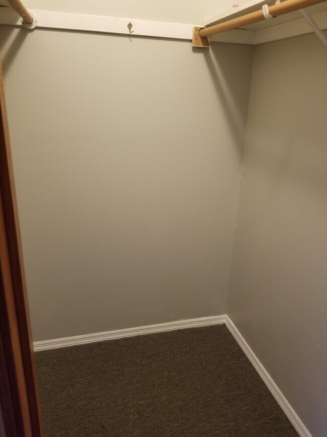 closet - 10201 Glenwood Rd
