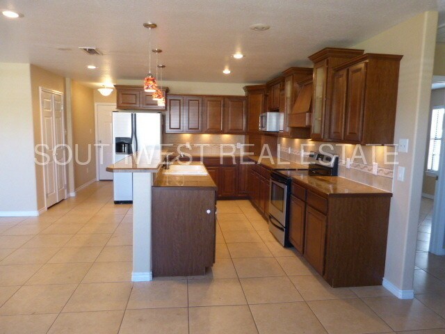 Building Photo - 1339 Oakwood Cir