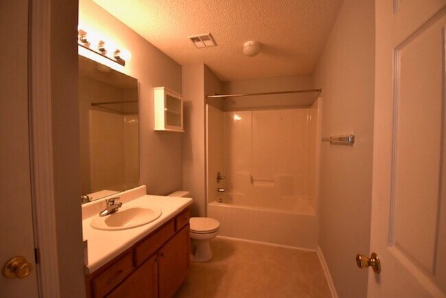 Foto del edificio - 2 bedroom 2 bath unit ready for you to mov...