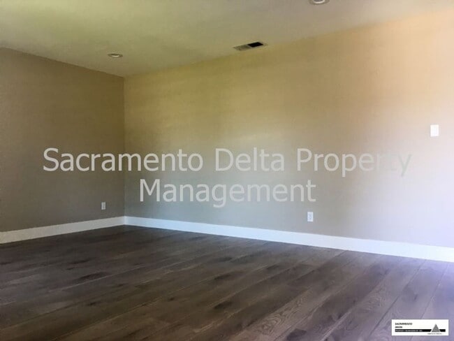 Building Photo - Charming 3 Bedroom 2 Bath Home in Rosemont