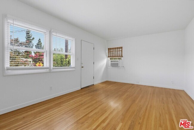 Foto del edificio - 3210 Edward Ave