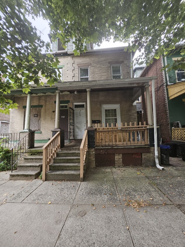 Primary Photo - 733 Stuyvesant Ave