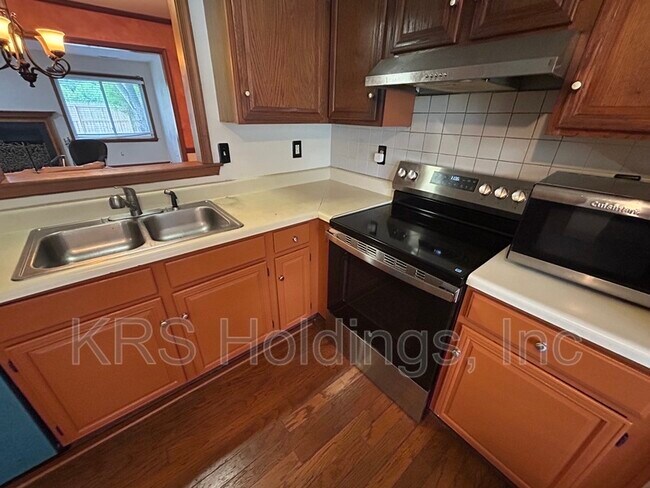Building Photo - 2137 Weybridge Dr