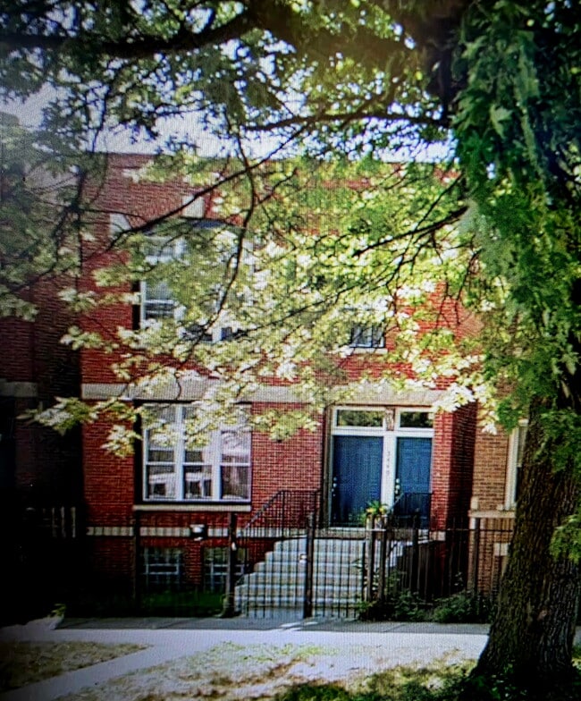 Recently renovated and well maintained condo. - 3449 W Fulton Blvd