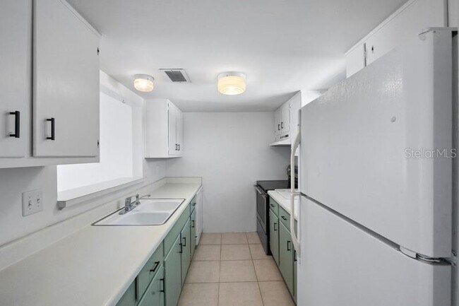 Building Photo - 464 N Paula Dr