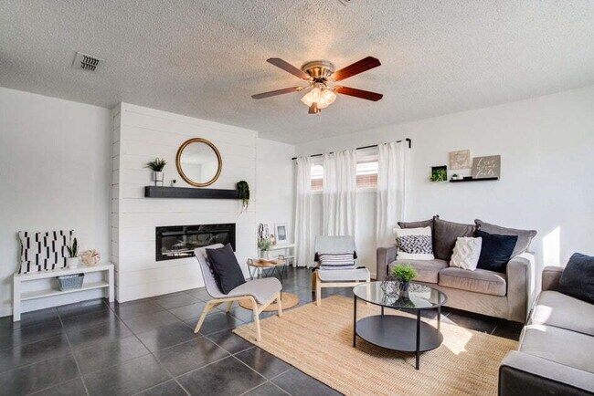 Building Photo - Beautifully Updated Home with Modern Amenities and Extra Space!