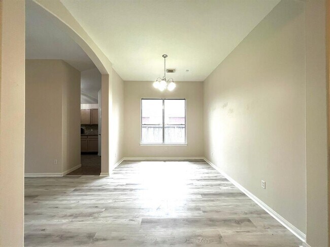 Building Photo - 6518 Broken Stone