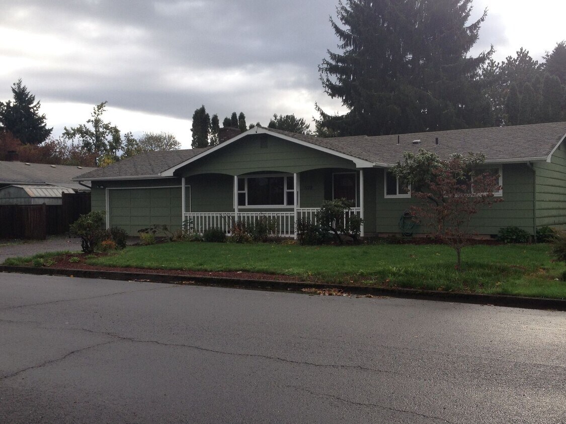 Newly painted, wonderful home w wood floor... - Newly painted, wonderful home w wood floor...