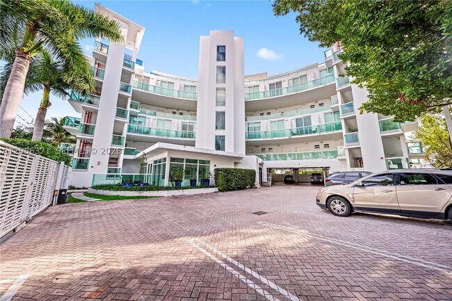 Building Photo - 2000 Bay Dr E