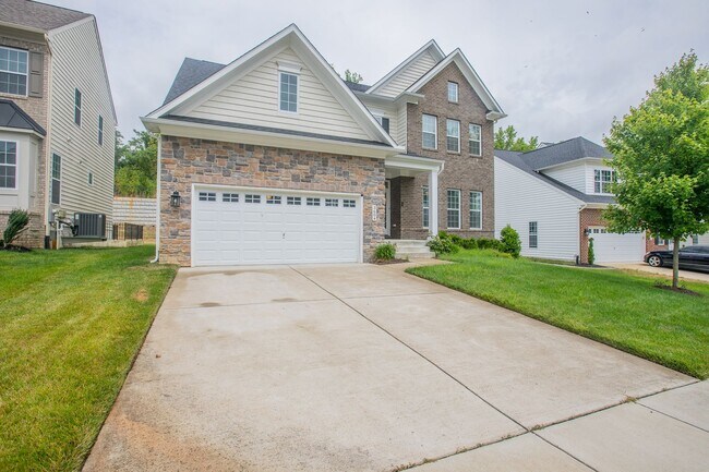 Building Photo - Stunning 5 BR/5 BA Single-Family Home in U...