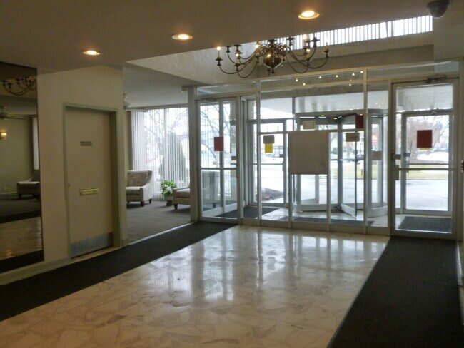 Foto del edificio - 8801 W Golf Rd