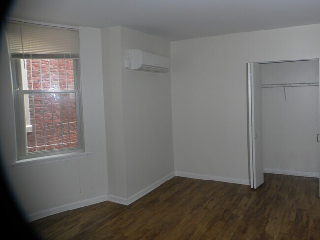 Building Photo - 508 W Queen Ln