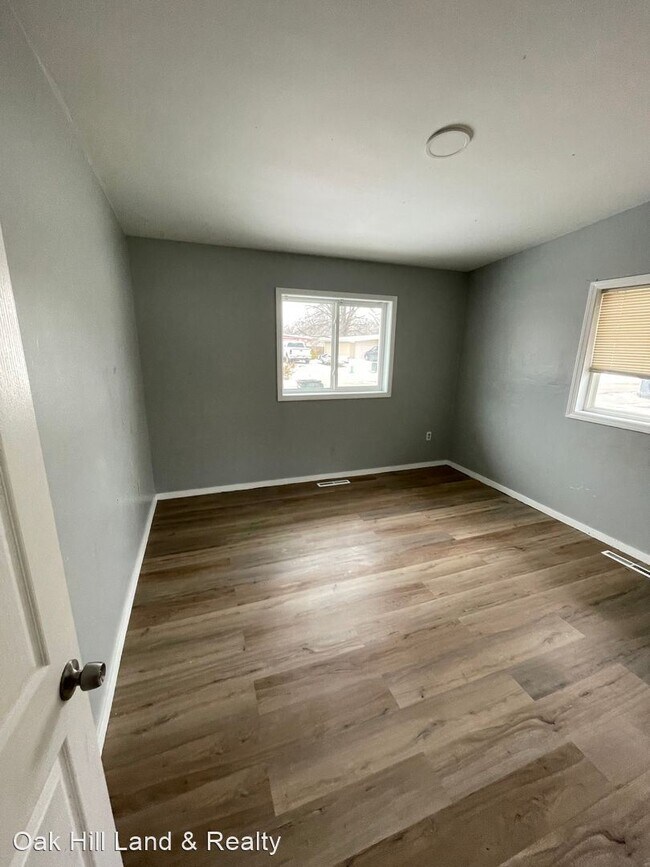 Building Photo - 3 br, 1 bath House - 1356 Vandenberg Circle