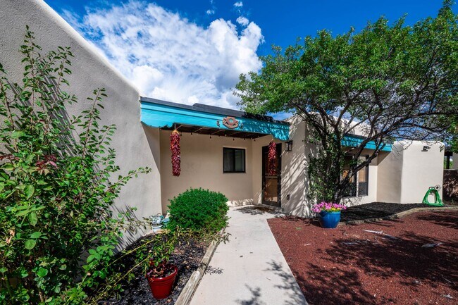 Building Photo - Vibrant Home Off Rodeo Rd.