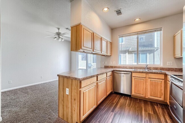 Foto del edificio - Three Bedroom Townhome in Henderson