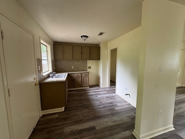 Building Photo - 5855 Clayton Dr