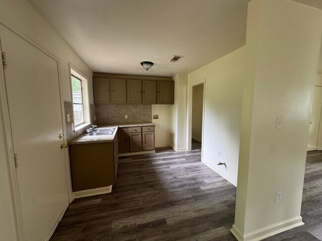 Foto del edificio - 5855 Clayton Dr