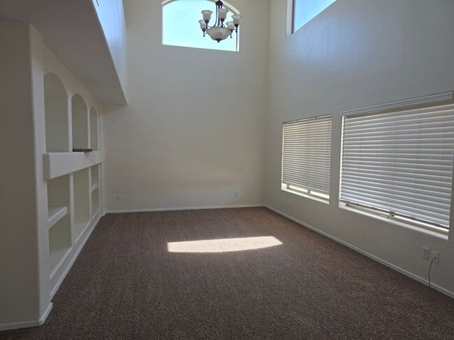Building Photo - Gorgeous cul-de-sac home right off the gol...