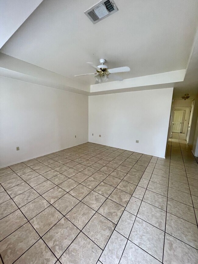 Building Photo - Cozy 3B/2B Duplex located Coming in Mid Fe...