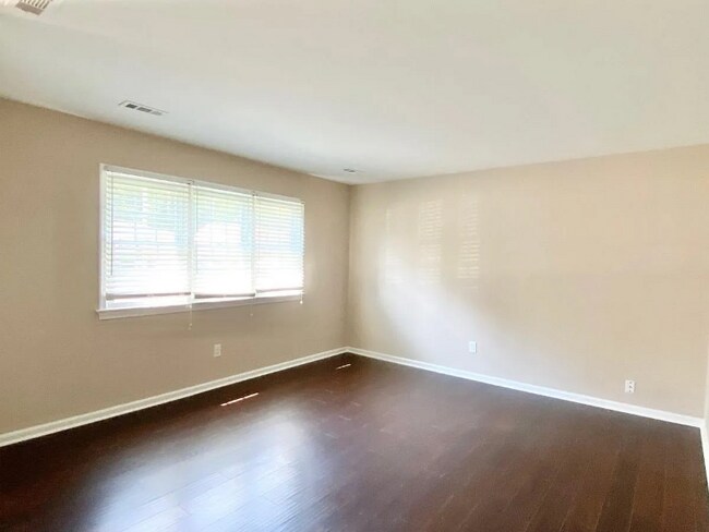 Foto del edificio - 14 Rendon Dr