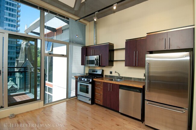 Foto del edificio - Stunning Penthouse Loft in the Mosaic Condos - Gas Fireplaces, A/C, W/D in unit!