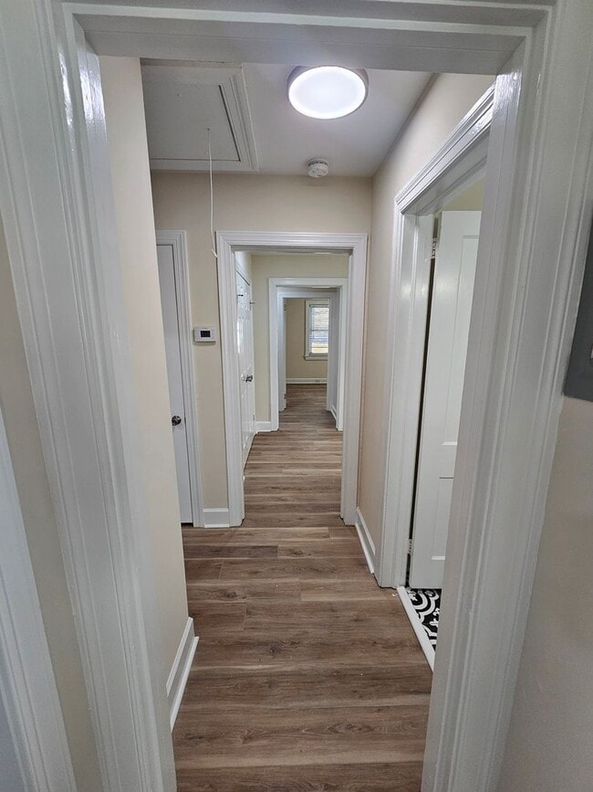 Building Photo - 610 Lynwood Ave NE