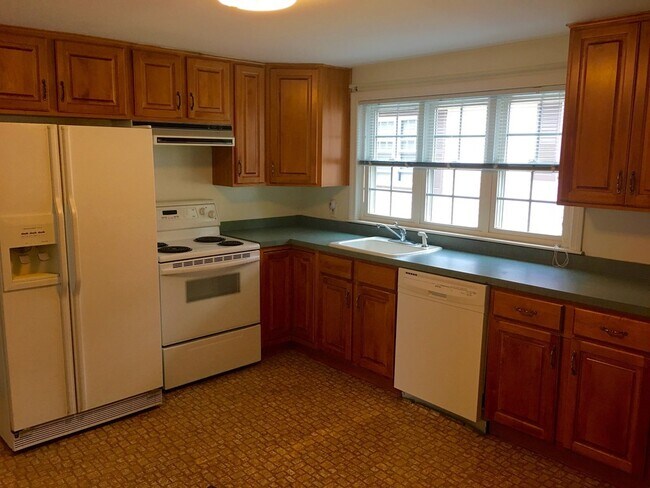 Building Photo - 553 Main St