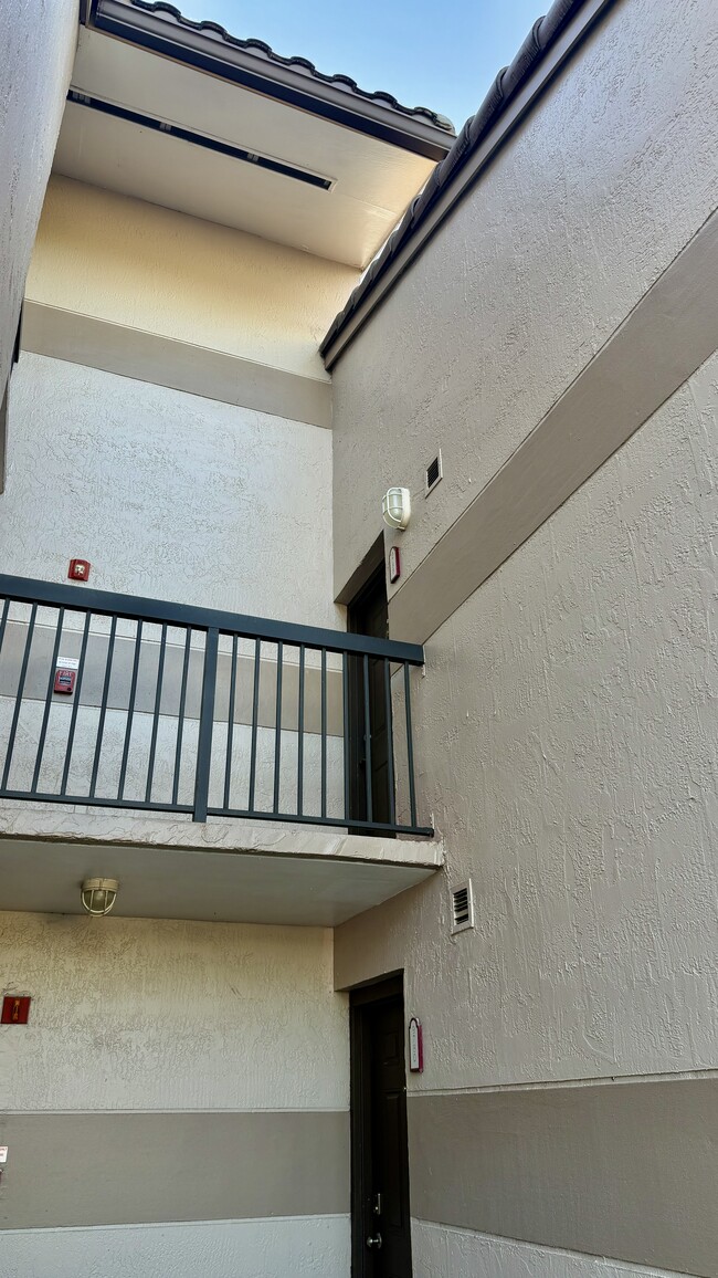 Foto del edificio - 9788 Nob Hill Ct