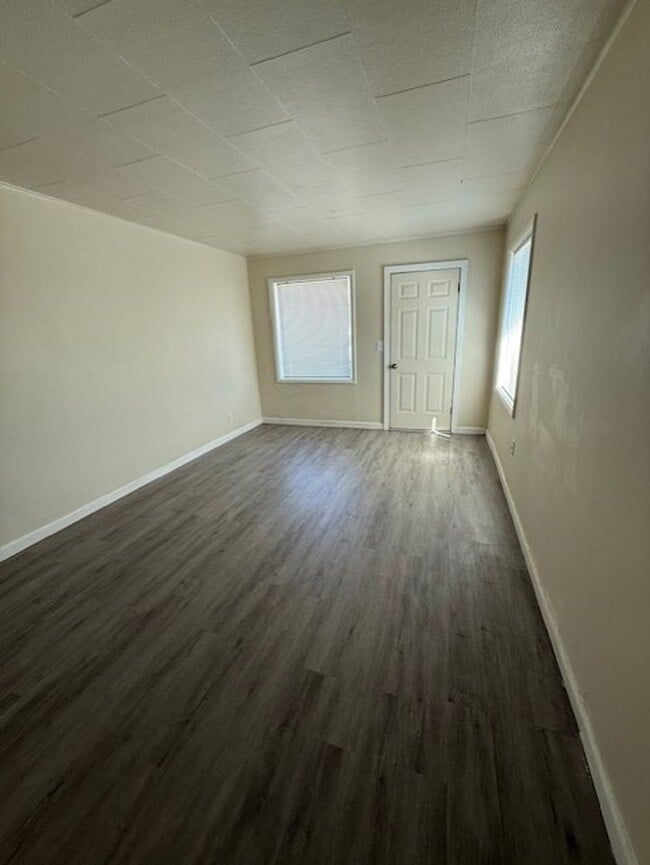 Building Photo - 2 Bedroom, 1 bath Duplex