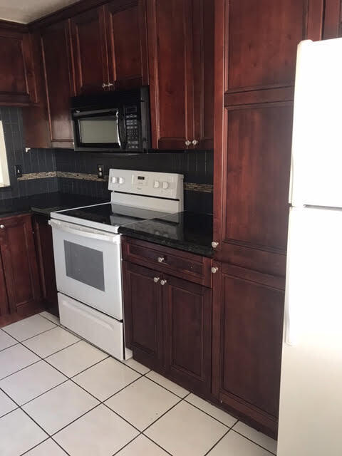 Building Photo - 9887 Three Lakes Cir