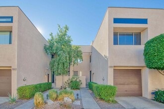 Building Photo - 867 Village Square N