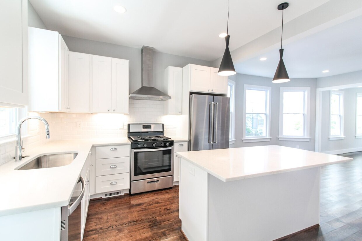 Gorgeous Brookland Townhouse | 4200 sqft 6 Bd 3.5 bth | Yard | 3 Porches - Gorgeous Brookland Townhouse | 4200 sqft 6 Bd 3.5 bth | Yard | 3 Porches