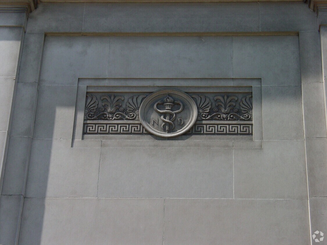 Depósito Nacional de relieve en la fachada este - Brownsville Senior Housing