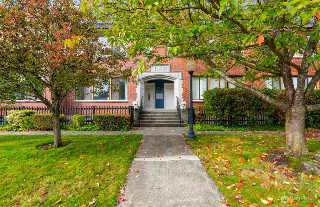 Front of ground level unit - 2120 Highland Ave