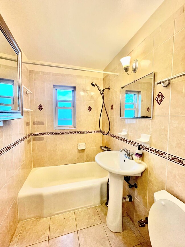 Foto del edificio - 67-36 110th St