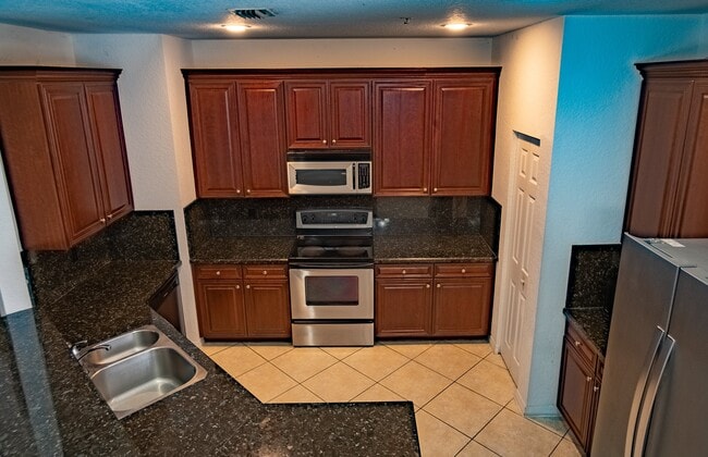 Building Photo - 103 E Thatch Palm Cir