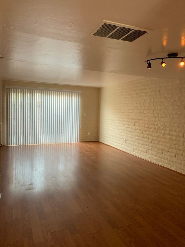 Building Photo - Tucson2875