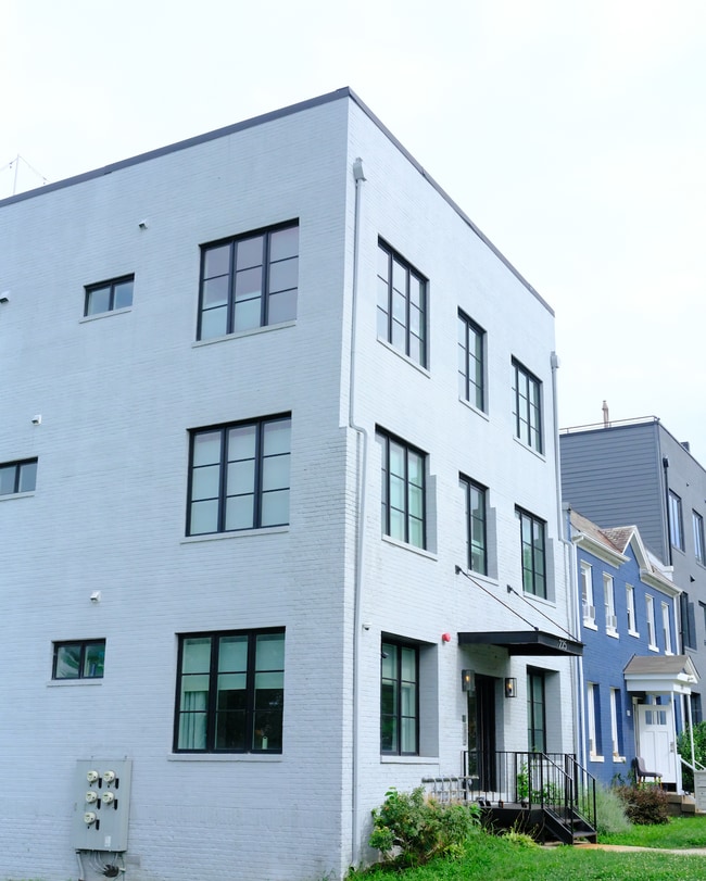 Building Photo - 225 20th St NE