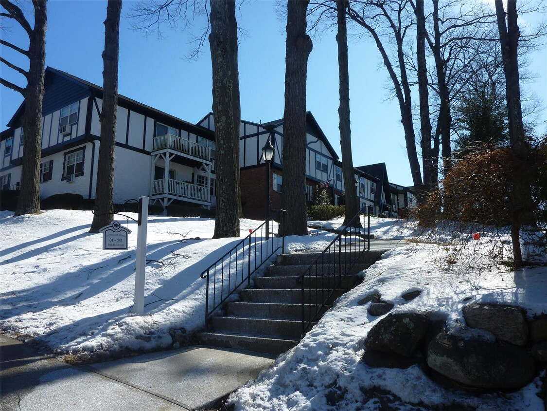 Foto principal - 133 B Parkside Dr