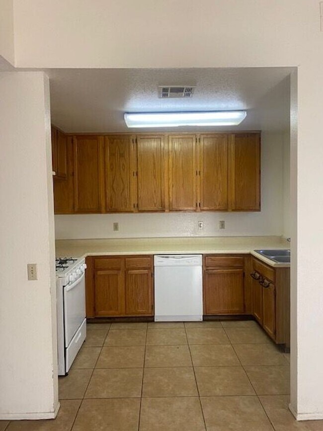 Foto del edificio - COMING SOON!! 3 BEDROOM / 2 BATHROOM Apartment in Cathedral City