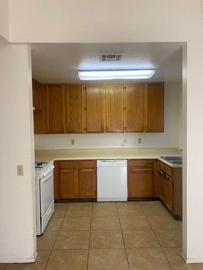 Building Photo - COMING SOON!! 3 BEDROOM / 2 BATHROOM Apartment in Cathedral City