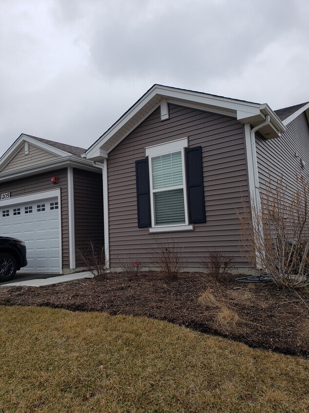 Foto principal - 205 Sussex Ct